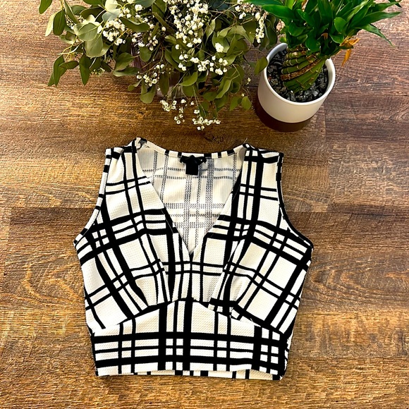 Tops - EUC CROP TOP || SIZE XS